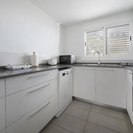 R13 Beachfront Apartment Segur