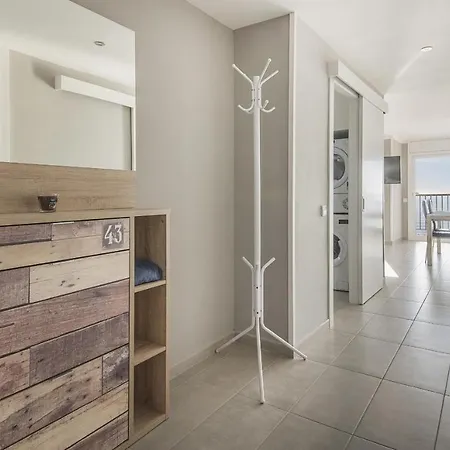 R13 Beachfront Apartment Segur 아파트 *