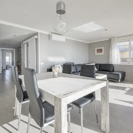 R13 Beachfront Apartment Segur